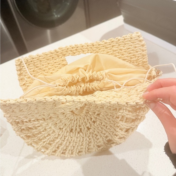 Elegant Cream Woven Handbag - Picture 2 of 4